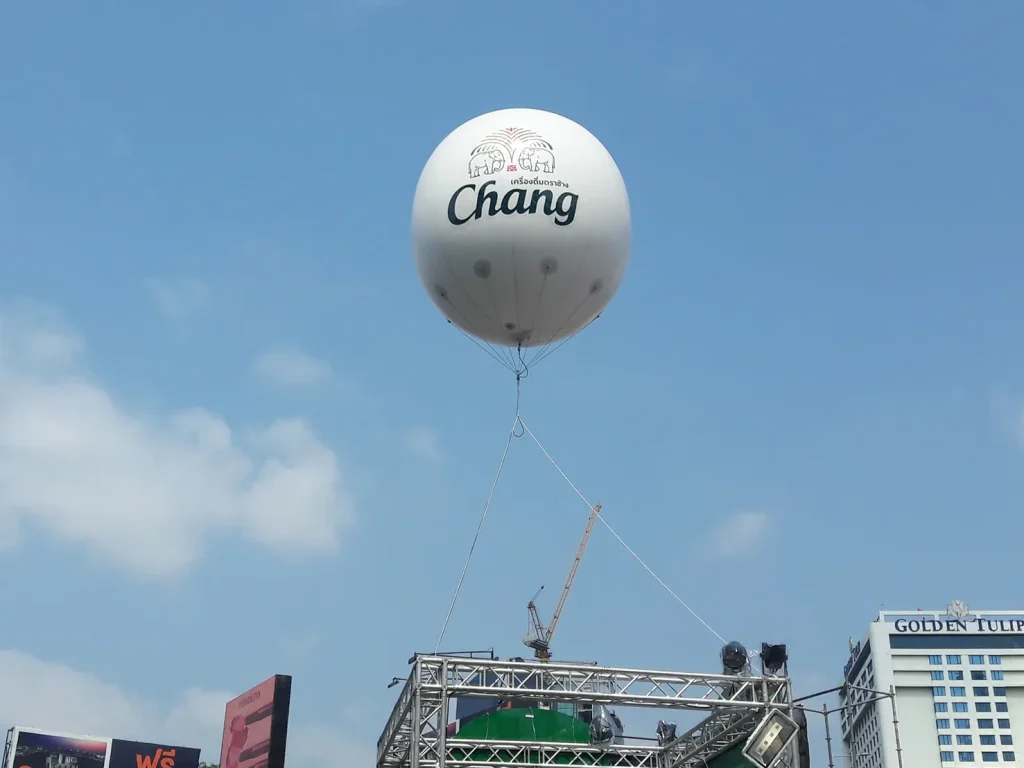 บอลลูนอัดแก๊สลอยฟ้าทรงกลมพิมพ์โลโก้แบรนด์ ลอยเหนือเวทีงานอีเวนต์
