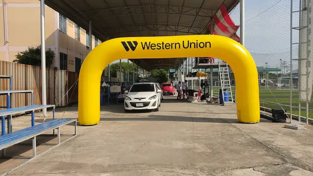 ซุ้มโค้งพองลมสีเหลืองพิมพ์โลโก้ งานกีฬาสนามฟุตบอล