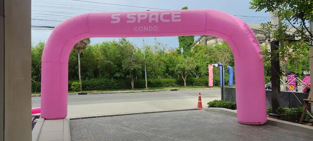 ซุ้มโค้งพองลมสีชมพู ทางเข้าโครงการคอนโดมิเนียม