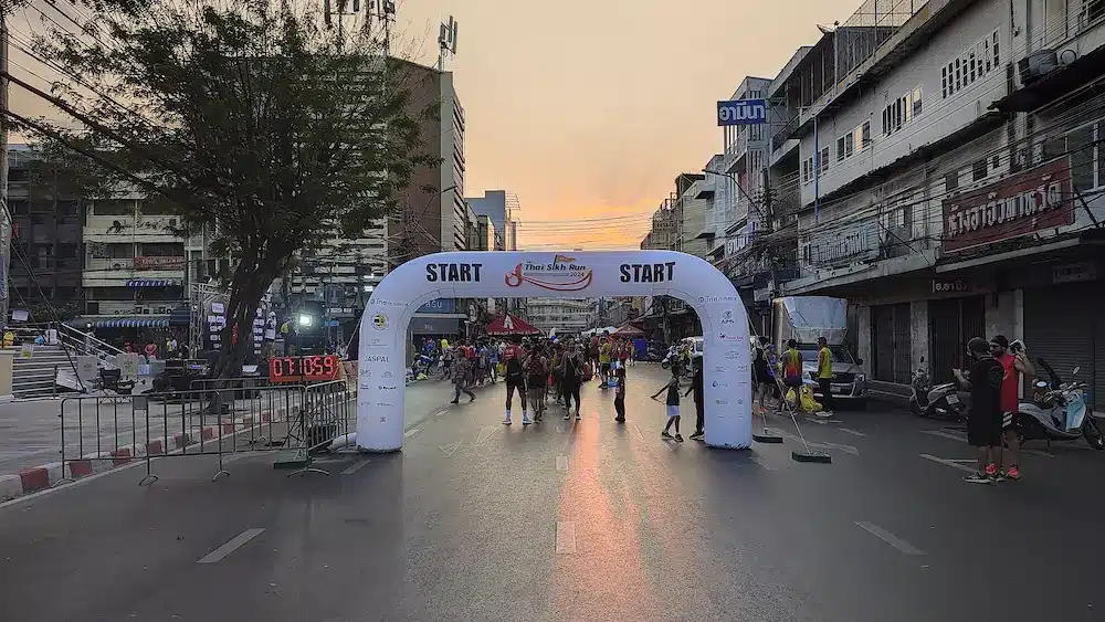 ซุ้มโค้งพองลมสีขาวจุด START งานวิ่งมาราธอน