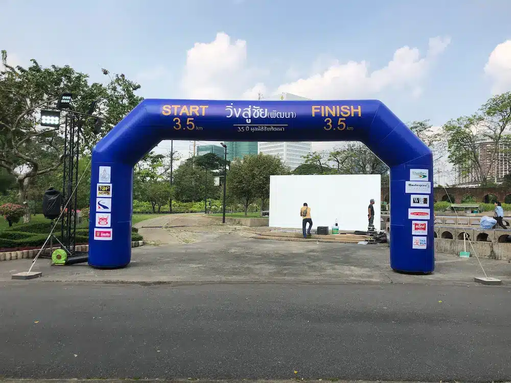 ซุ้มโค้งพองลมงานวิ่งการกุศล พิมพ์โลโก้สปอนเซอร์รอบขา